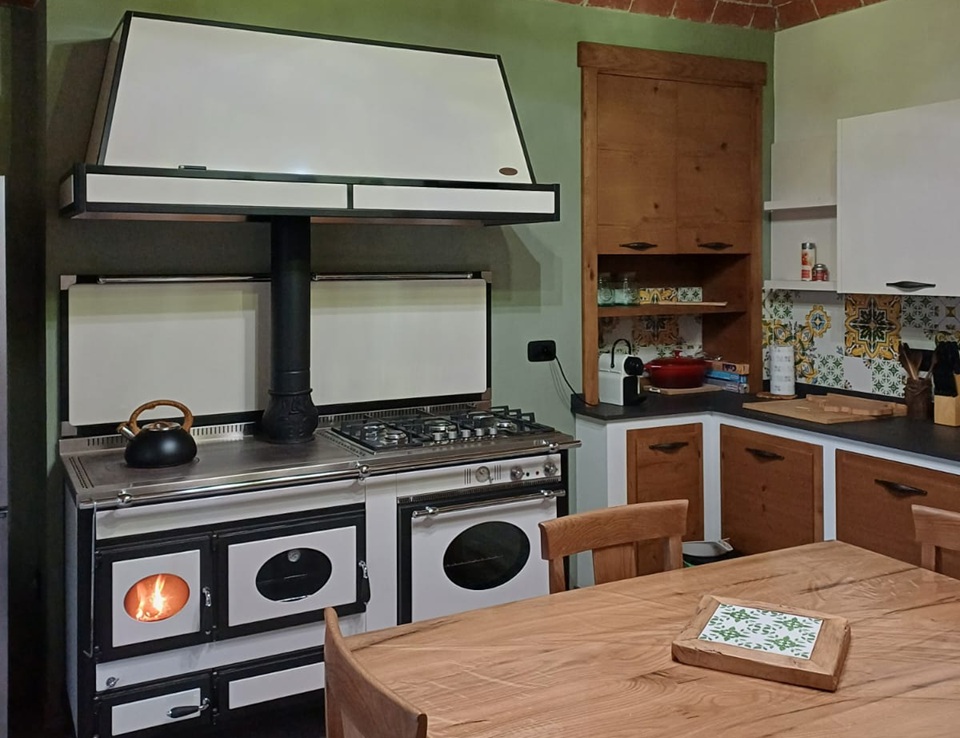 Finiture e rivestimenti per cucine a legna e combinate: come scegliere