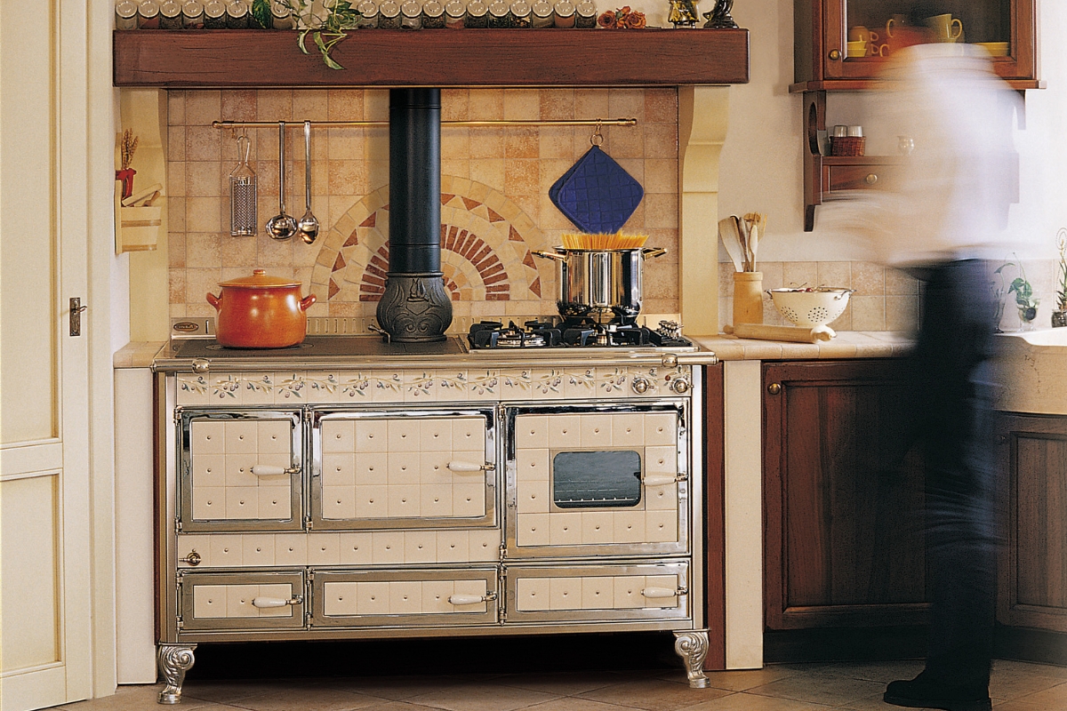 Cucina combinata con doppio forno: differenze tra forno a legna ed elettrico